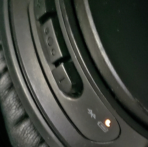 BOSE QC 35 Wireless Noise Cancelling Headphones - EUC - Plus Xtra Ear Pads - Picture 4 of 16